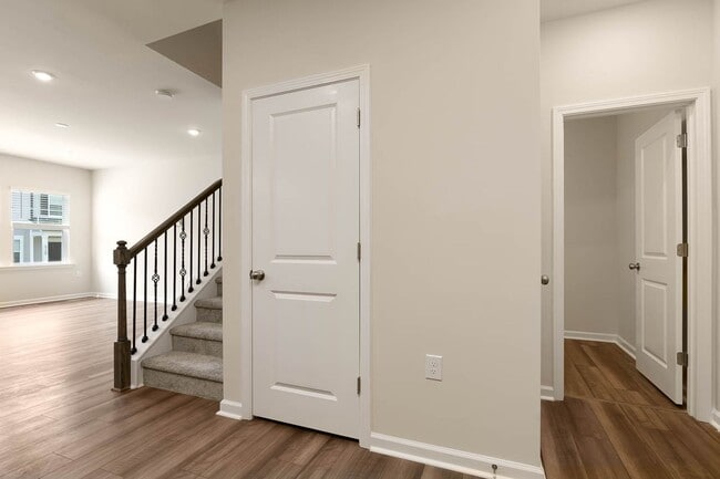 Building Photo - Cozy Townhome with 2 car garage!