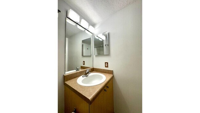 Building Photo - 719 Villa Cir