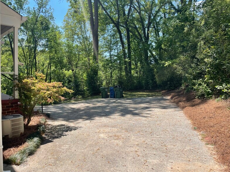 Off-street parking - 239 Kinsey Ct NE