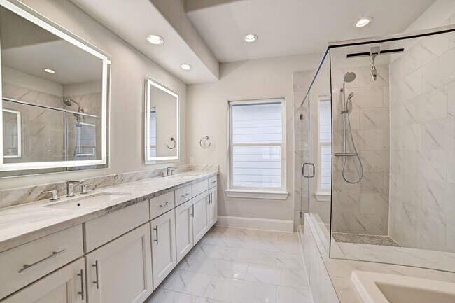 Building Photo - Stunning Modern Townhome in Central Location!