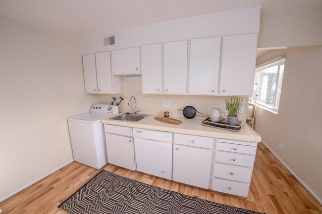 Building Photo - Beautiful Apartment in Sugar House: Washer...