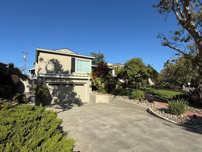 Building Photo - 831 Columbia Dr