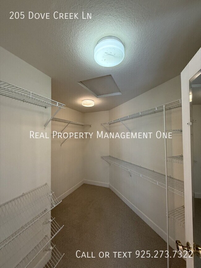 Building Photo - 205 Dove Creek Ln