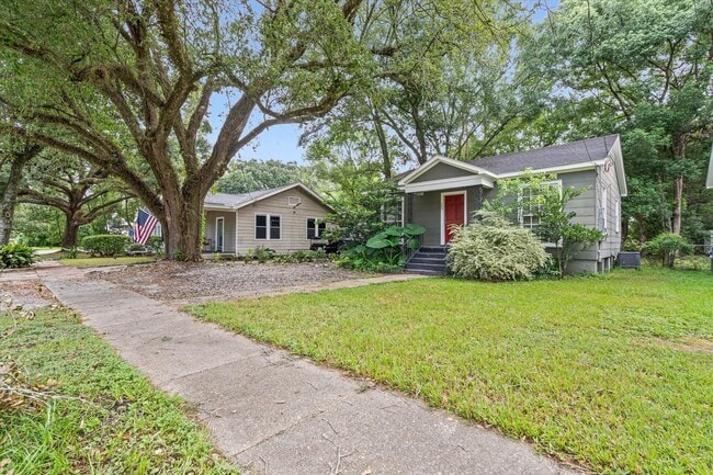 Building Photo - CHARMING MIDTOWN COTTAGE with Updated Kitchen