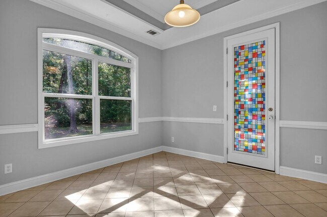 Building Photo - AVAILABLE LATE JULY 2025 (PET FRIENDLY)