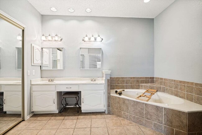 Building Photo - "Spacious 3-Bedroom Gem with 2 Full Baths in Garland – 2276 Sq Ft of Comfort Awaits!"