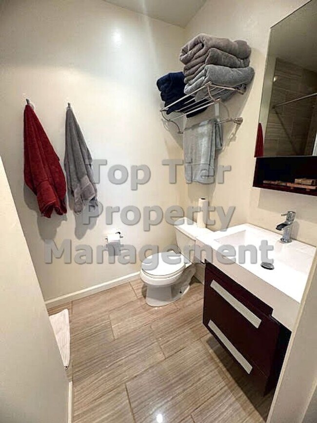 Building Photo - 3 Bed/ 2 Bath Spacious Family Home with Su...