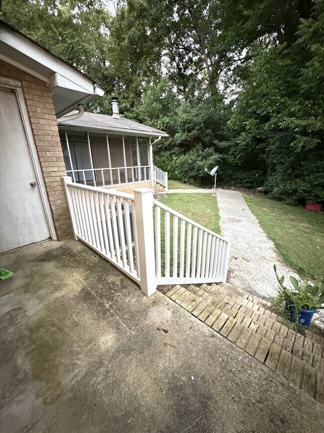 Building Photo - 91 Creswell Dr NE