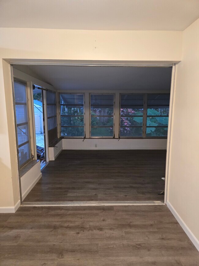 Building Photo - 336 Greenbriar Dr