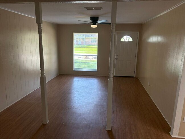 Building Photo - Beautiful Southern Hills 3 Bedroom Home