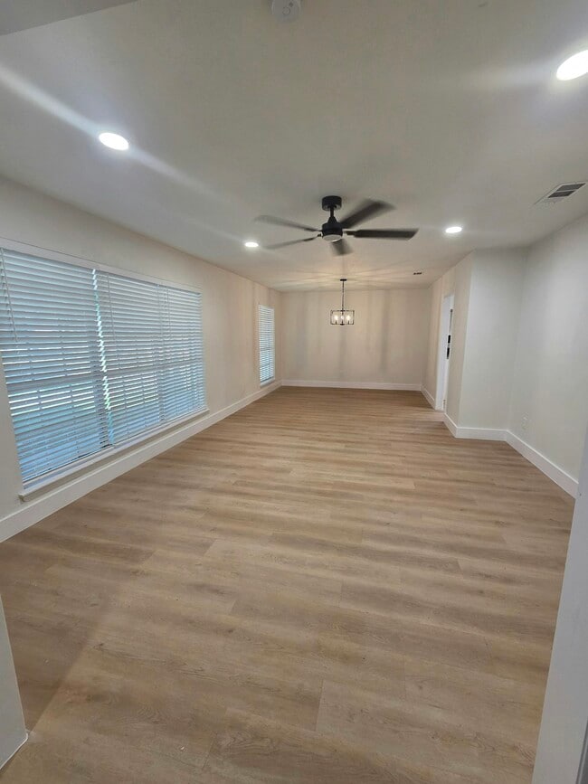 Building Photo - 6400 Buena Vista Dr