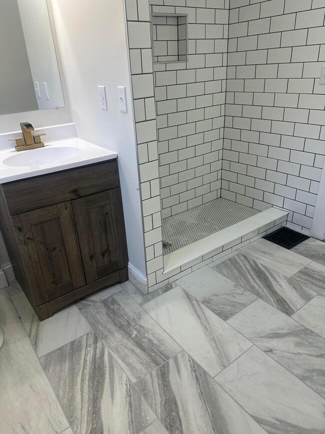 Building Photo - 1277 E 18th Ave