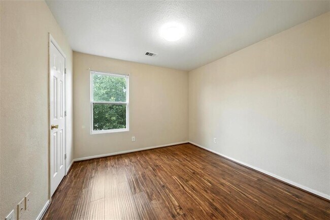 Building Photo - 3146 Madison Elm St