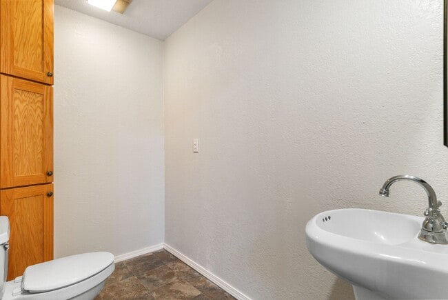 Building Photo - 6 Bed 3 Bath Accessible Rambler