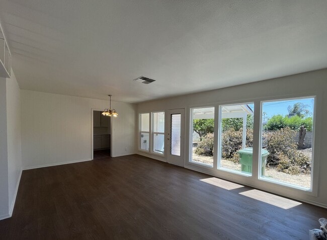 Building Photo - Arleta 3+2 w/walk-in closet, backyard + 2 ...