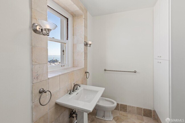 Building Photo - 1250 Jones St