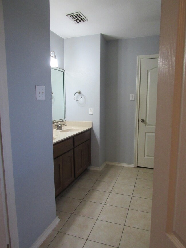 Building Photo - 9310 Albany Dr