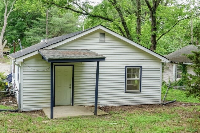 Building Photo - Three Bedroom Home!