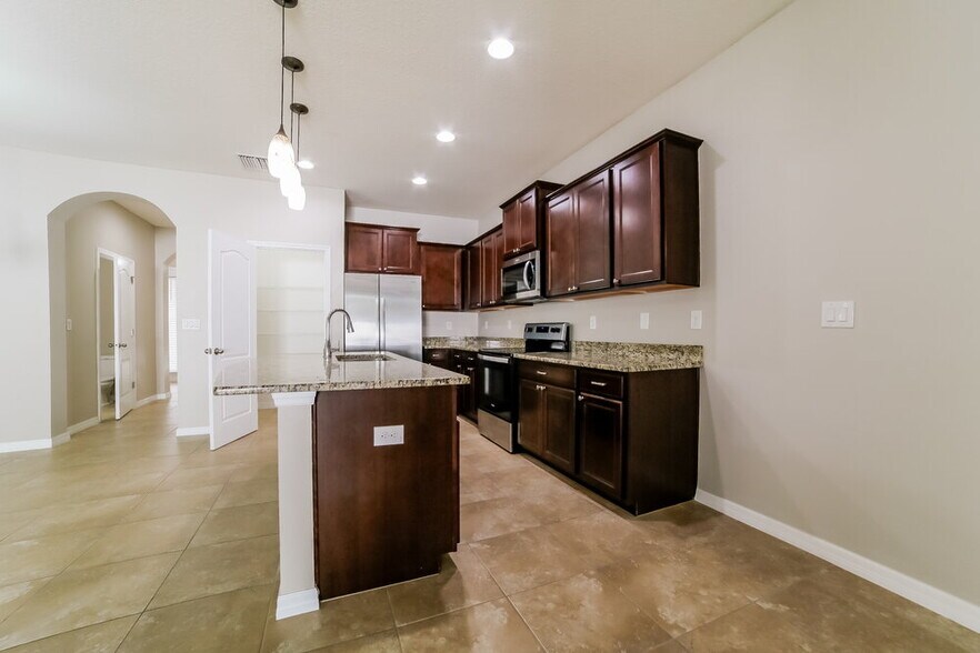 Building Photo - 10408 Red Carpet Ct