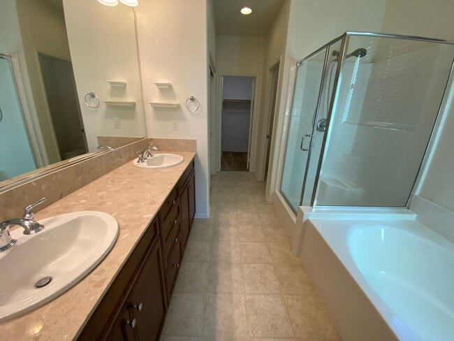 Building Photo - Rosamond 3+Office Available Now!