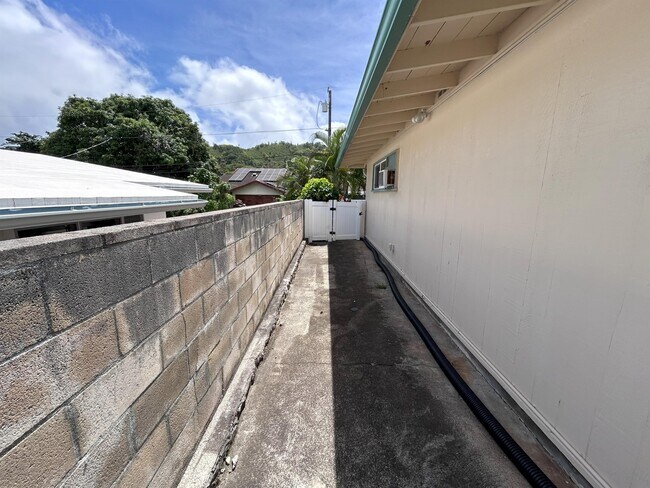 Building Photo - 44-113-113 Nanamoana St