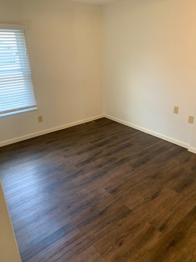 Building Photo - 400 S Mill St