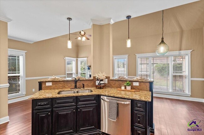 Building Photo - 300 Cheshire Dr