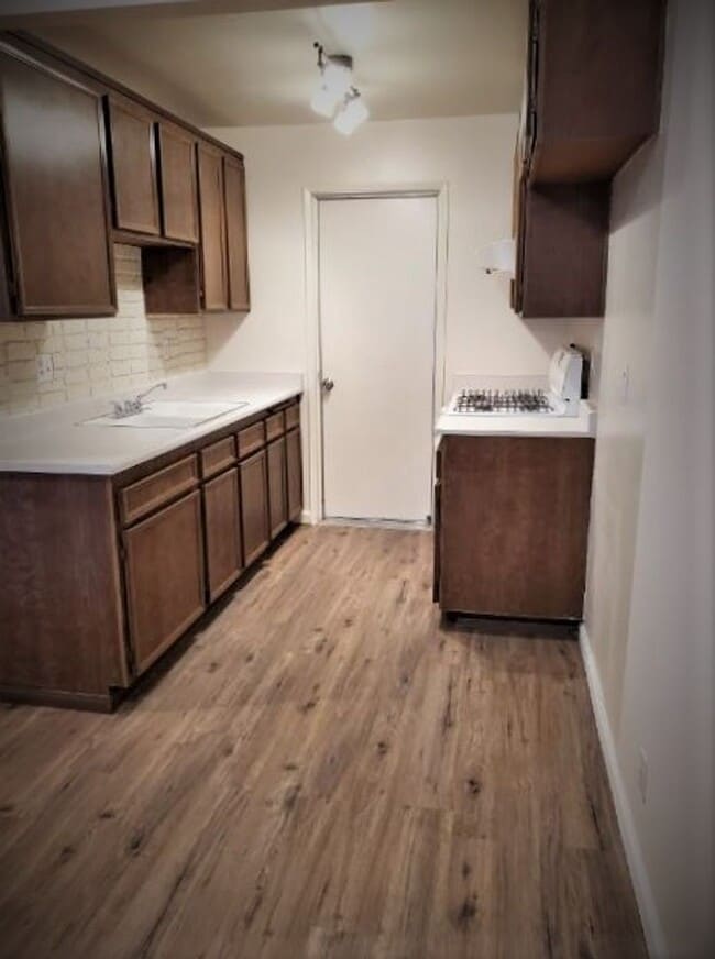 Building Photo - Price Reduced! Spacious 2 Bed, 2 Bath + Bo...