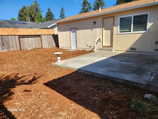 Building Photo - Bright and Cheery 4 bedroom, 2 bathroom ho...