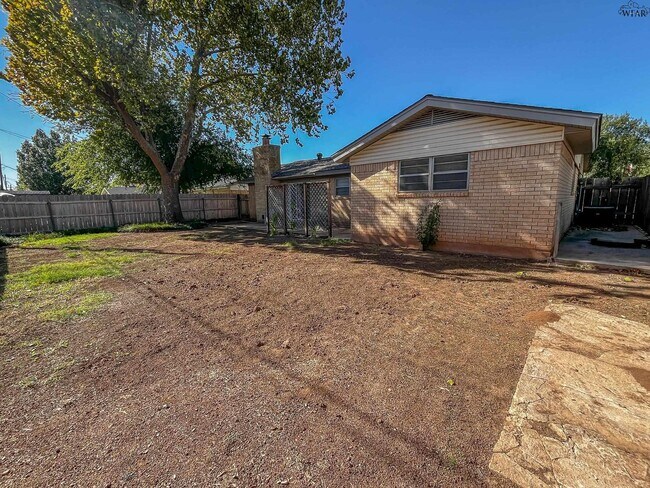 Building Photo - 5533 Briargrove Dr