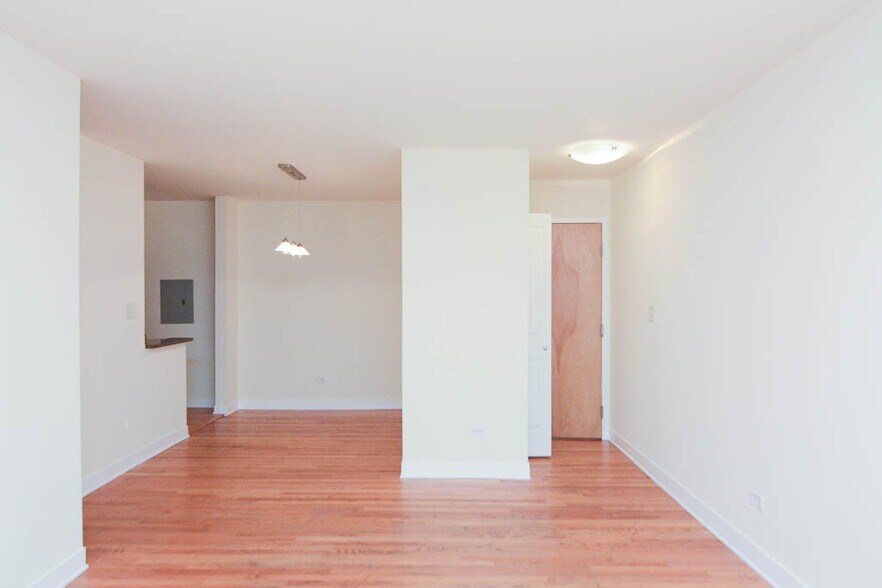 Building Photo - 628 W Wrightwood Ave