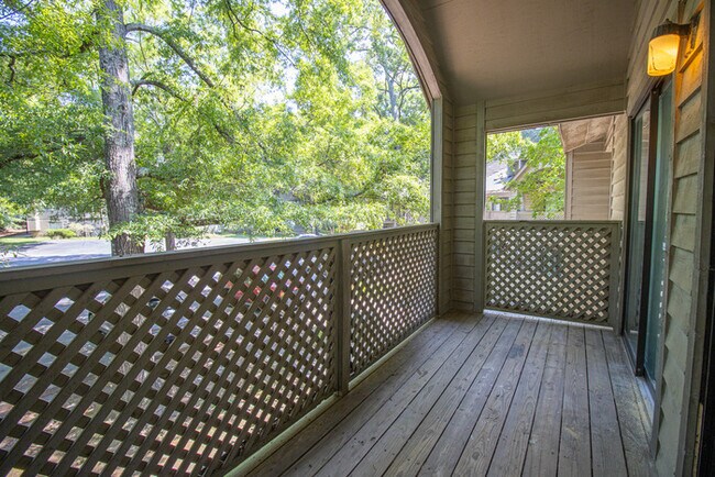 Building Photo - Spacious 2BR 2BA townhome in Village Creek!
