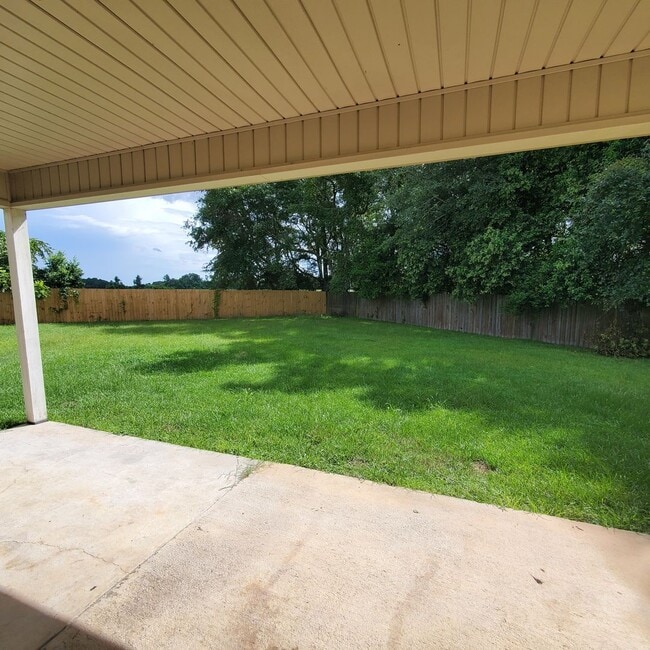 Building Photo - 3BR/2BA Just Minutes from MAFB!
