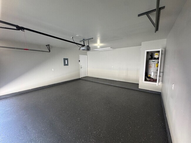 Building Photo - Ready for MOVE-IN - Very Nice- 1 Story 3 B...