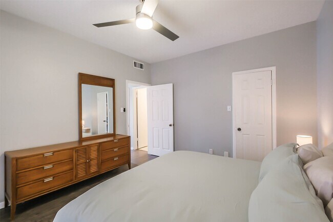 Building Photo - 10122 Waterstone Dr