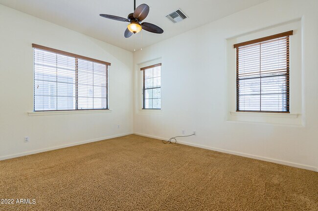 Building Photo - 734 W Juniper Ln