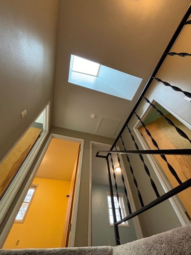 Building Photo - Spacious 4BR, 2.5BA home on 1.3 acres in Orchard Homes