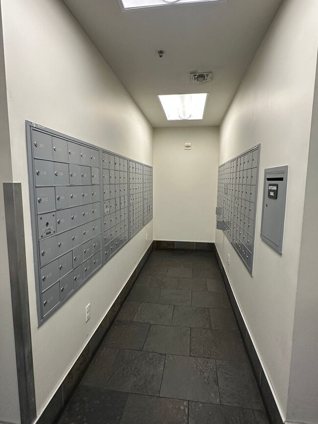 Building Photo - Beautiful 1 Bed Condo Downtown New Orleans