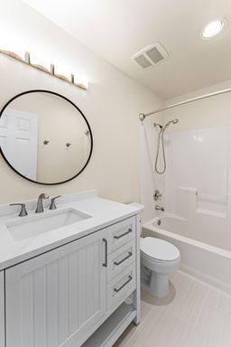 Building Photo - Move-in ready! Large four bedroom home!
