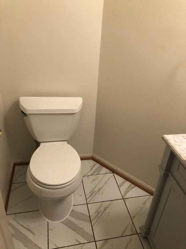 Building Photo - Spacious Townhome, Great Location!