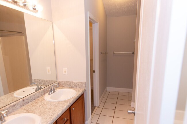 Building Photo - Beautiful 3 bedroom, 2 bath single family ...