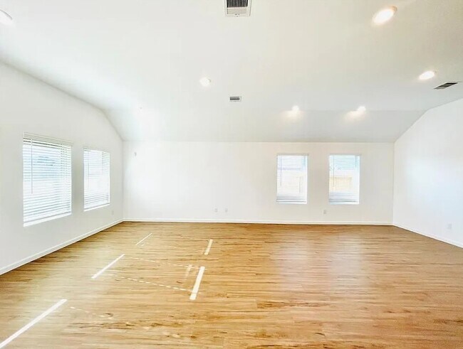 Building Photo - 4939 Sky Blf Dr
