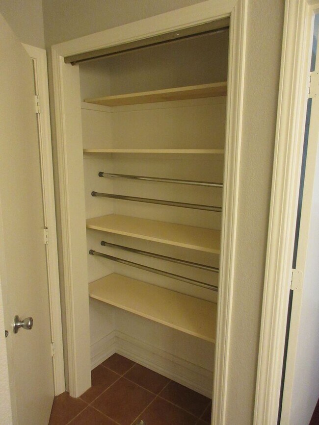 Building Photo - Beautiful Three Bedroom in the Hills of South Salem