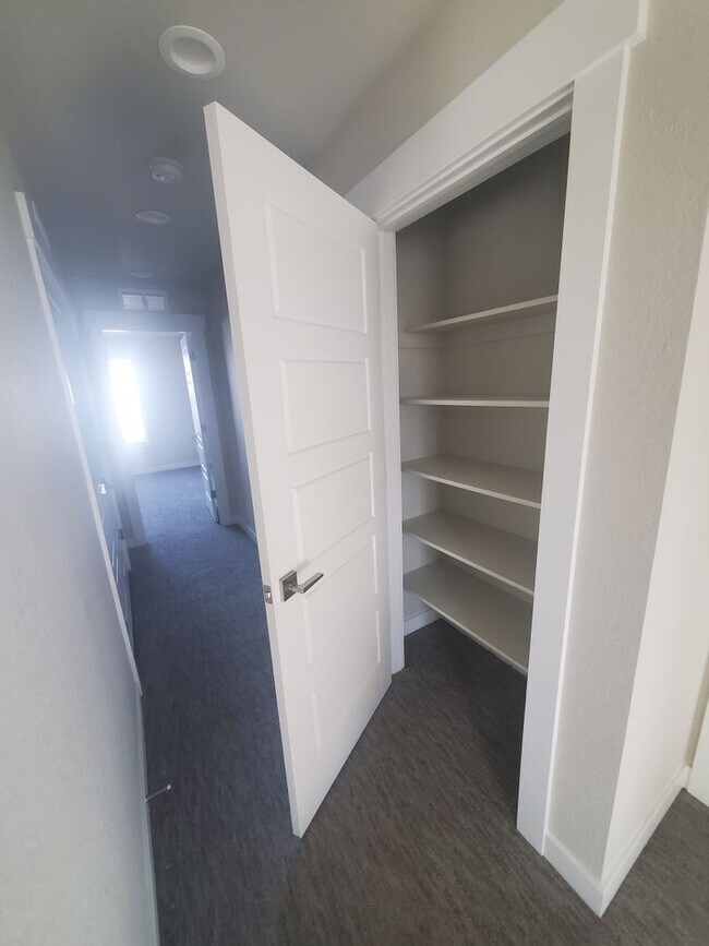 Building Photo - Updated and Very Spacious 3 Bedroom Townho...