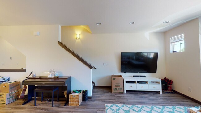 Building Photo - West Seattle Townhome - 2 bedroom 2 bathroom located in Sylvan Ridge Townhomes!  Available now!