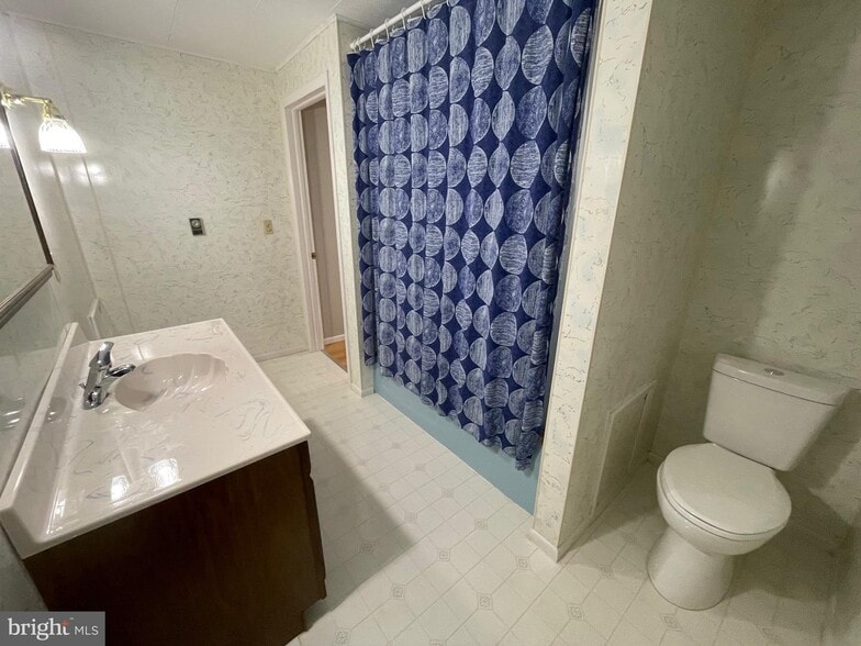 Bathroom 2 - 484 Pennsylvania Ave