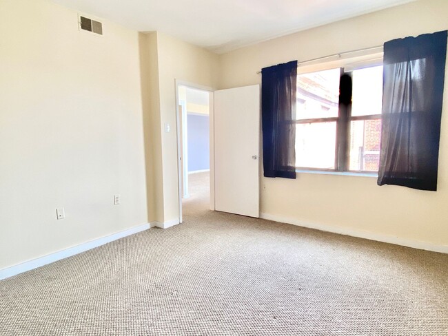 Building Photo - City Living!  Very Spacious 1 Bed 1 Bath W...