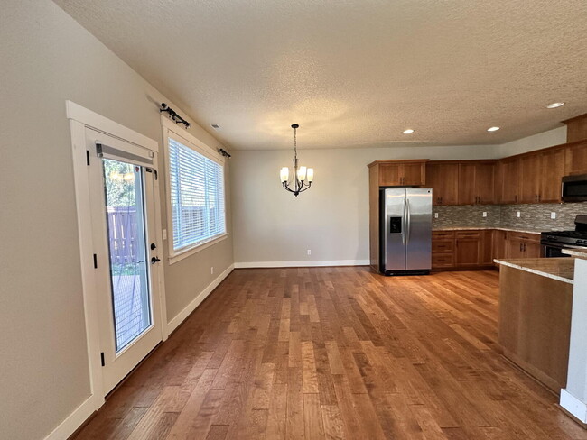 Building Photo - 3 Bed 2 1/2 Bath Wilsonville Gem ** $500 o...