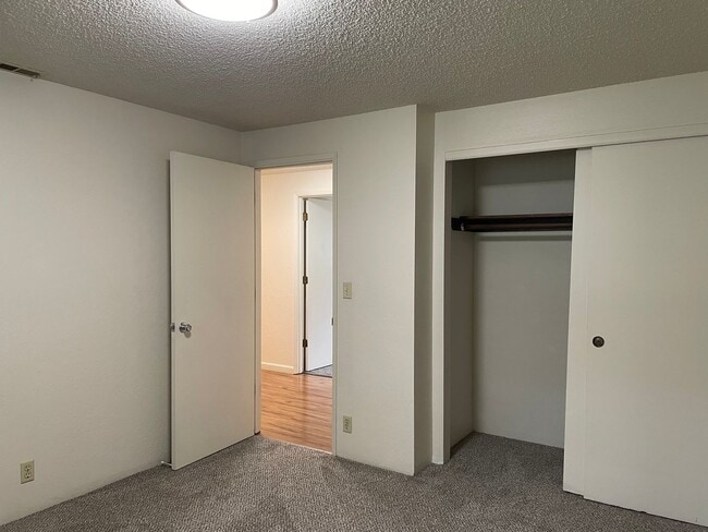 Building Photo - Spacious 3 Bed 2 Bath Home-Located on a Corner Lot in Quiet Neighborhhood