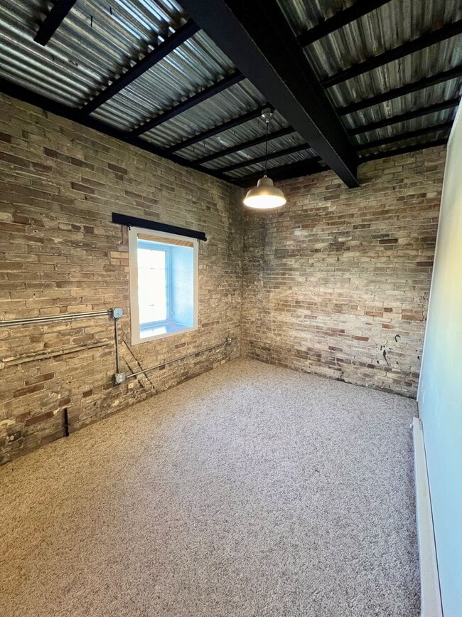 Building Photo - Industrial Style 3 Bedroom Home AVAILABLE JUNE!!!